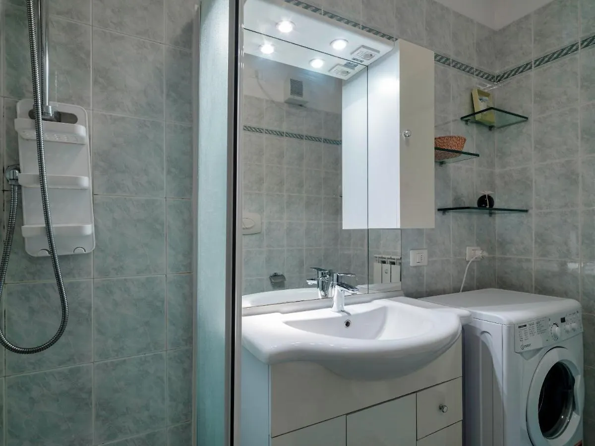 Flowered Balcony - 2 Bedrooms Apartment Sirmione