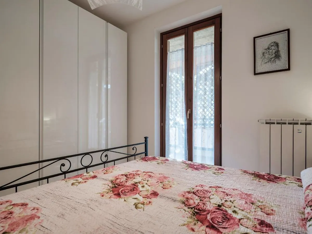 Flowered Balcony - 2 Bedrooms Apartment Sirmione 0*,  Italia