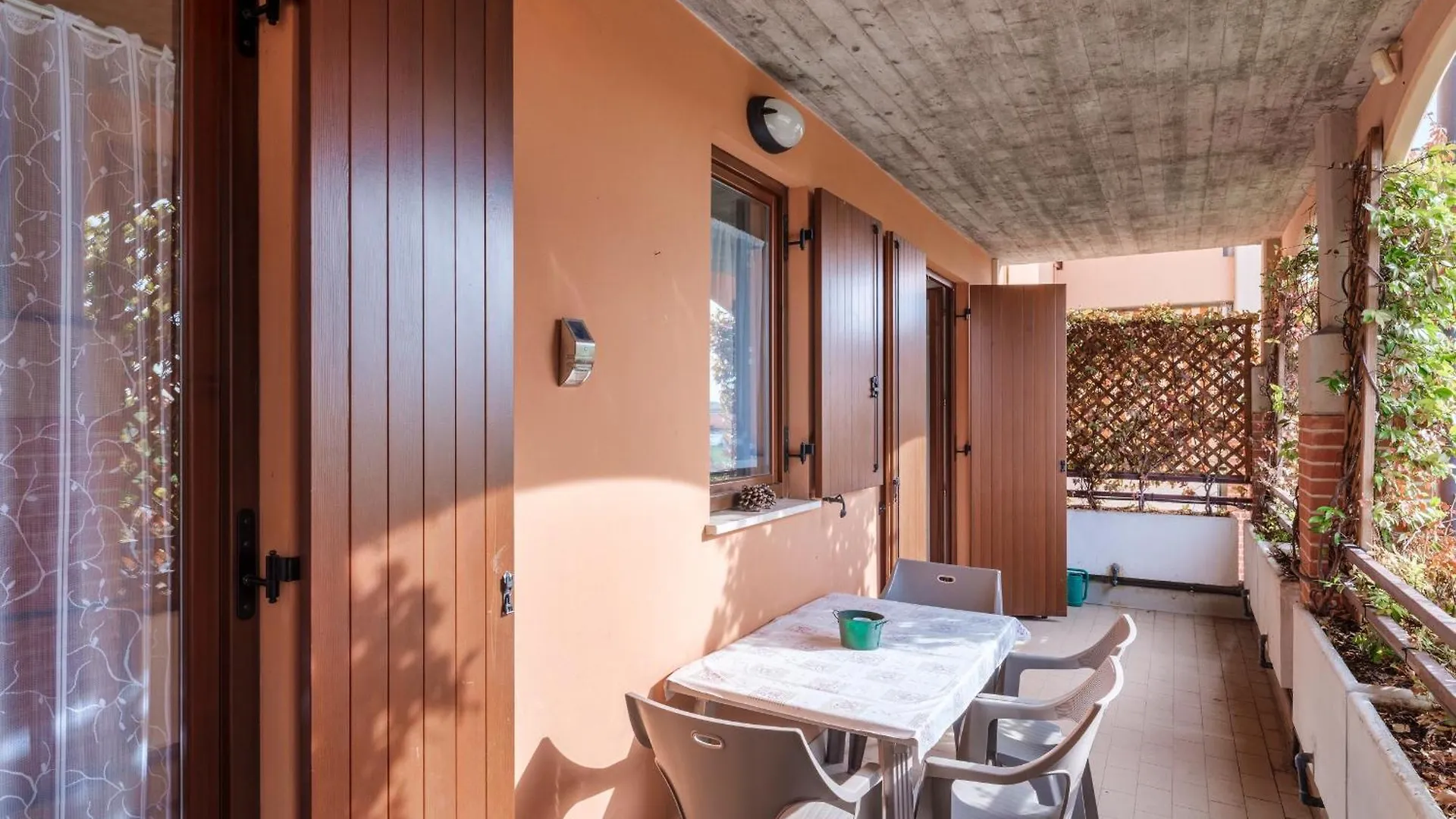 Flowered Balcony - 2 Bedrooms Apartment Sirmione