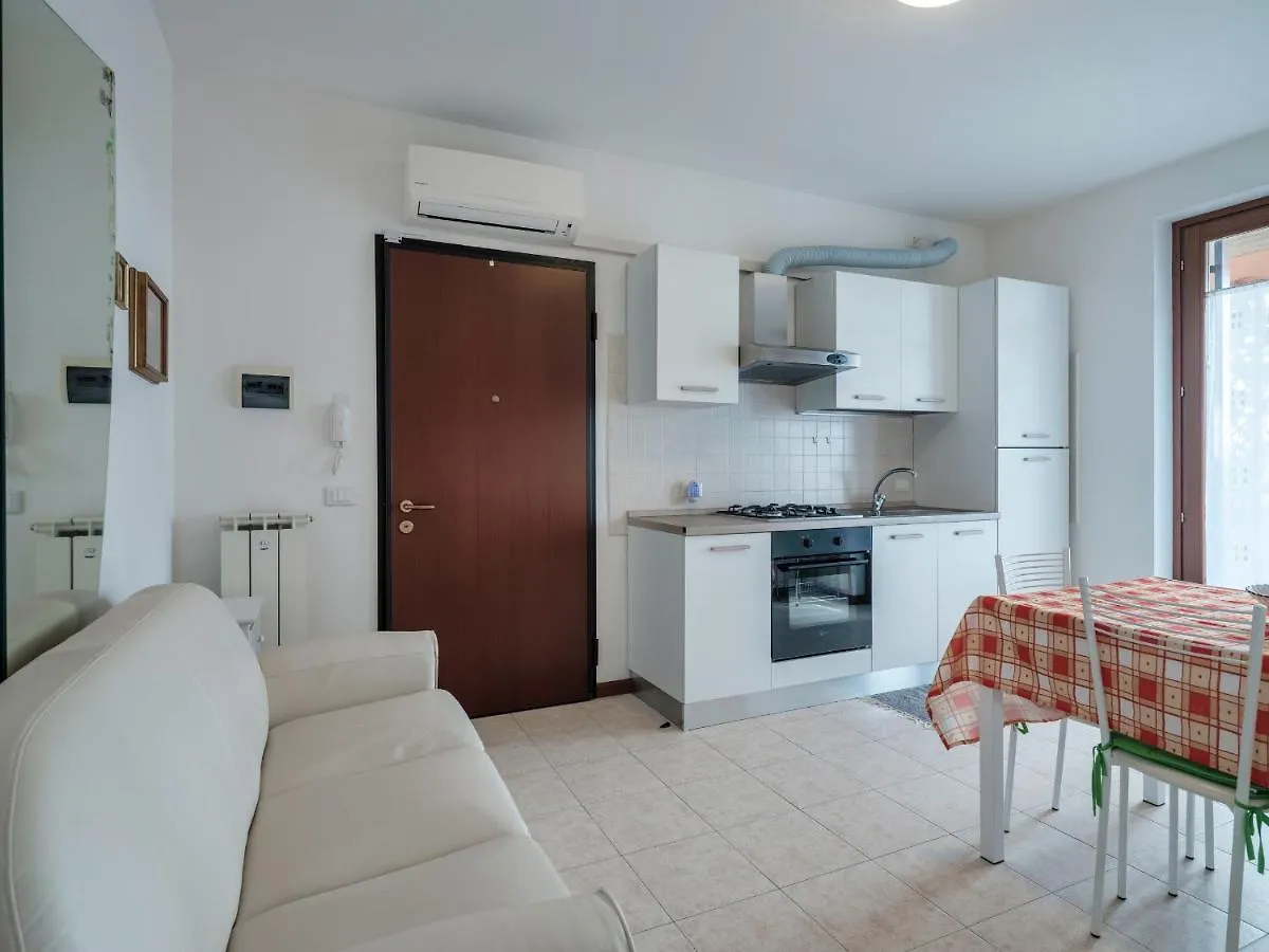 Flowered Balcony - 2 Bedrooms Apartment Sirmione