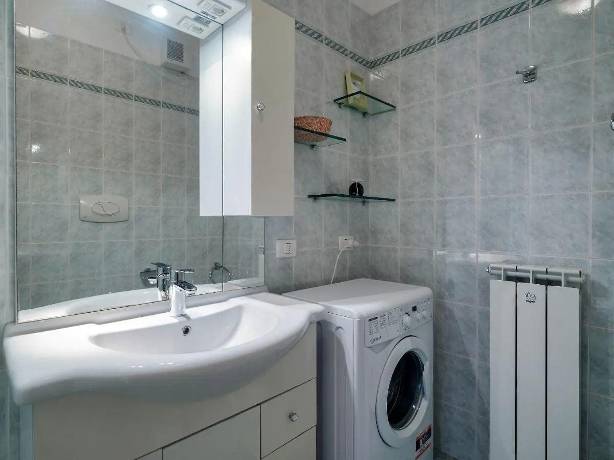 Flowered Balcony - 2 Bedrooms Apartment Sirmione